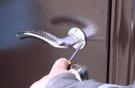 Замена дверной ручки металлической двери в Ангарске