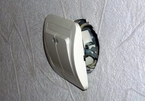 Замена выключателя света в квартире в Ангарске