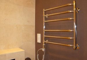Установка электрического полотенцесушителя в ванной в Ангарске